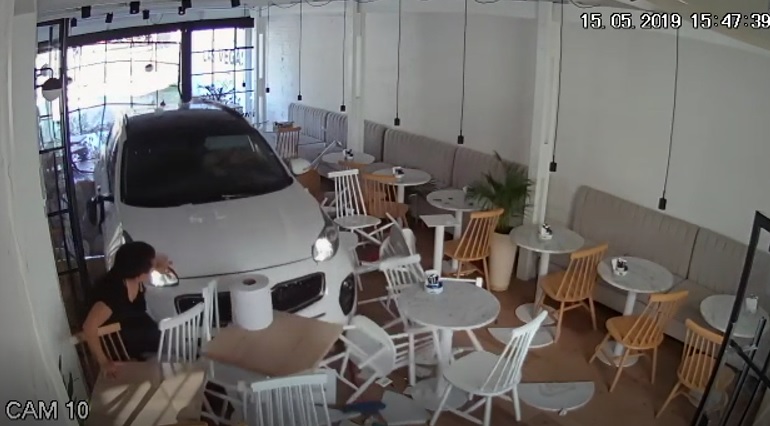 MIRÁ EL VIDEO: Momento en que el auto se mete de lleno en la panadería 